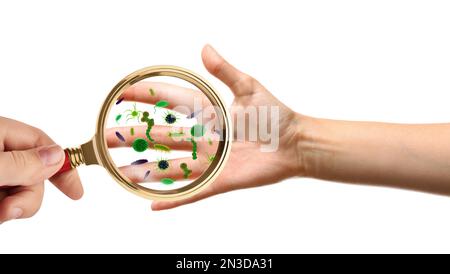 Donna con lente d'ingrandimento che rileva microbi a portata di mano su sfondo bianco, primo piano Foto Stock