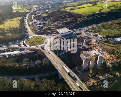 MERTHYR TYDFIL, GALLES - FEBBRAIO 06 2023: Veduta aerea di una rotonda e di grandi lavori stradali alla sezione 5 della A465 strada 'Capi delle Valli' a Sout Foto Stock