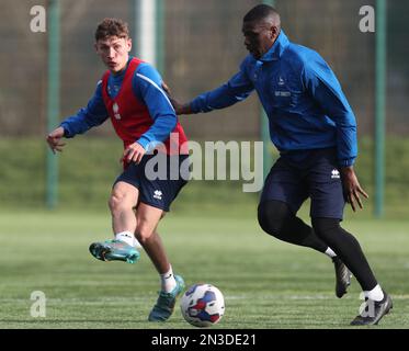 Joe Grey e Josh Umerah di Hartlepool si sono Uniti in azione durante l'addestramento Unito di Hartlepool al castello di Maiden, Durham City martedì 7th febbraio 2023. (Foto: Mark Fletcher | NOTIZIE MI) Credit: NOTIZIE MI & Sport /Alamy Live News Foto Stock