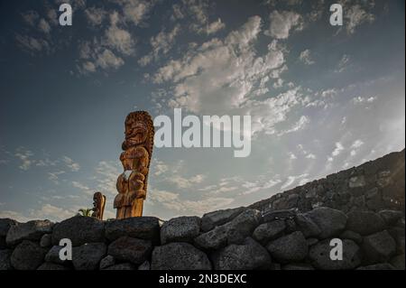 Un resort sulla Big Island delle Hawaii ha rinnovato diversi heiaus, o templi sacri. Il più grande, con queste due figure in legno, è il tempio maschio ... Foto Stock