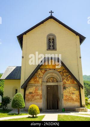 Facciata affrescata della Chiesa del Monastero di Moraca, Montenegro Foto Stock