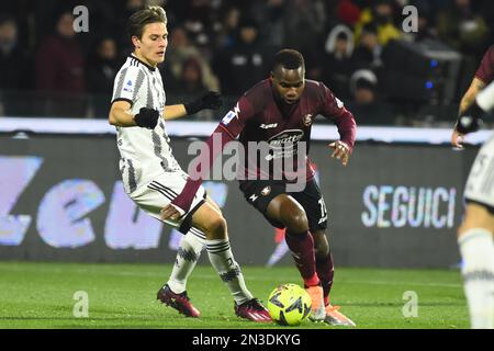 Salerno, Italia. 07th Feb, 2023. Julian Kristoffersen di US Salernitana compete per la palla con Nicolo Fagioli della Juventus FC durante la Serie Una partita tra US Salernitana 1919 contro Juventus FC allo Stadio Arechi Credit: Independent Photo Agency/Alamy Live News Foto Stock