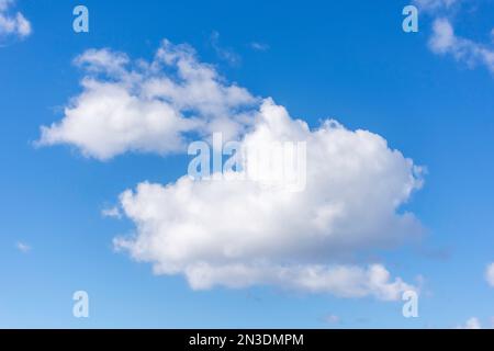 Nuvole bianche di cumuli contro il cielo blu, Carlisle Bay, Bridgetown, St Michael Parish, Barbados, Antille minori, Caraibi Foto Stock
