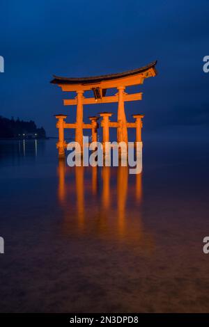 Miyajima, ufficialmente chiamata Itsukushima, è una piccola isola a meno di un'ora dalla città di Hiroshima. E' famoso soprattutto per il suo torii gigante ga... Foto Stock