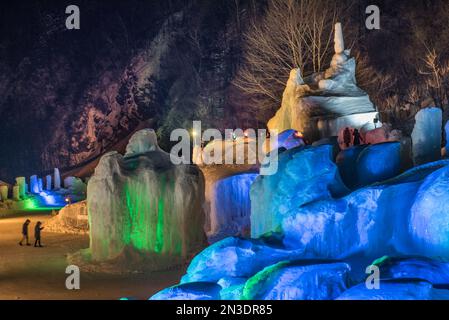 Luci colorate sulle sculture di ghiaccio al Festival delle cascate di ghiaccio di Sōunkyō. Sōunkyō è una gamma di gole situate a Kamikawa, Hokkaidō, Giappone, nel D... Foto Stock