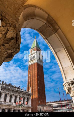 Vista del Campanile di San Marco attraverso un arco in Piazza San Marco in Veneto; Venezia, Italia Foto Stock