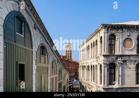 Palazzo Camerlenghi e campanile dal Ponte di Rialto in Veneto; Venezia, Italia Foto Stock