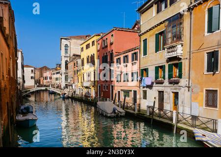 Edifici tipici e vita dei canali in una giornata di sole in Veneto; Venezia Italia Foto Stock