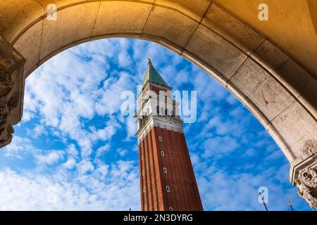 Vista del Campanile di San Marco attraverso un arco in Piazza San Marco in Veneto; Venezia, Italia Foto Stock