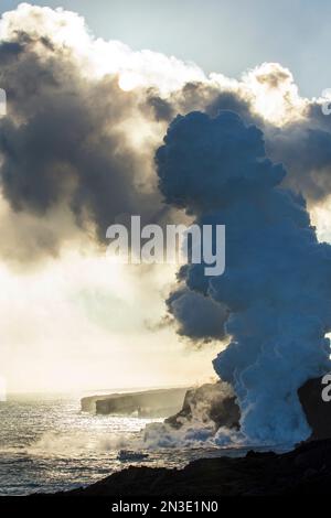 Un tour in barca si avvicina all'ingresso dell'oceano lavico e a un'enorme colonna di gas nocivi sulla Big Island delle Hawaii; Hawaii, Stati Uniti d'America Foto Stock