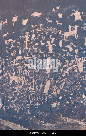 Alcuni dei petroglifi del quotidiano Rock State Historic Monument, nel Canyonlands National Park. Non si sa quando o perché i disegni sono stati creati Foto Stock