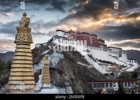 Palazzo Potala con stupa in primo piano all'alba; Lhasa, regione autonoma tibetana, Tibet Foto Stock