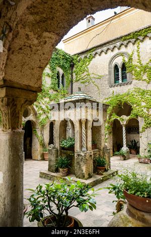 Cortile di Villa Cimbrone, il Chiostro dell'Hotel Villa nella località turistica di Ravello; Ravello, Salerno, Italia Foto Stock