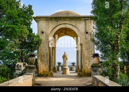 Tempio di Cerere con statua della Dea di Cerere, in un padiglione di pietra all'ingresso della Terrazza dell'Infinito a Villa Cimbrone Foto Stock