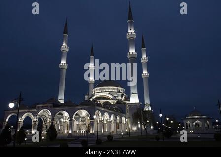 Moschea Akhmad Kadyrov a Grozny illuminata di notte; Grozny, Repubblica cecena, Russia Foto Stock