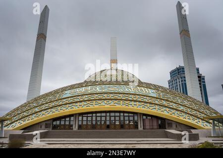 Vista della moschea Aimani Kadyrova in un giorno nebbioso; Argun, Repubblica cecena, Russia Foto Stock