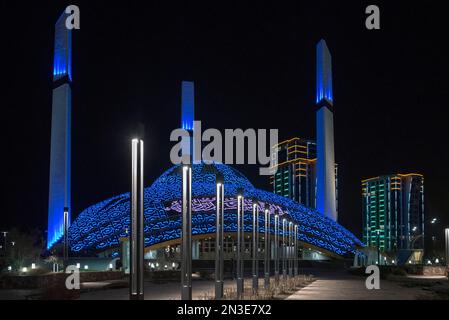 Vista della Moschea Aimani Kadyrova illuminata di notte; Argun, Repubblica cecena, Russia Foto Stock