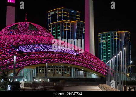 Primo piano della Moschea Aimani Kadyrova illuminata di notte; Argun, Repubblica cecena, Russia Foto Stock