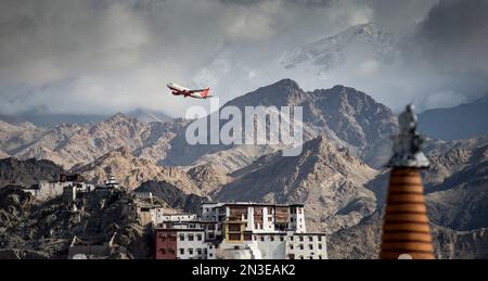 Aereo in volo sopra il buddista tibetano, il monastero di Spituk e le frastagliate cime montuose dell'Himalaya; Jammu e Kashmir, India Foto Stock