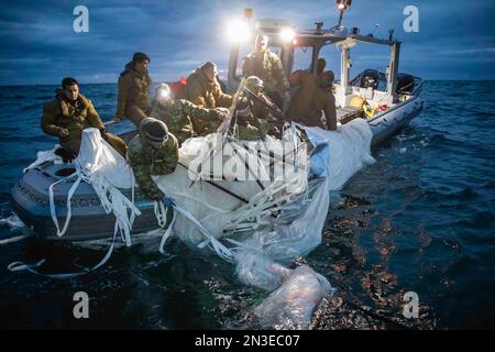 Oceano Atlantico, Stati Uniti. 7th Feb, 2023. FILE: Marinai assegnati al gruppo di smaltimento esplosivo Ordnance 2 recuperare un mongolfiera di sorveglianza ad alta quota al largo della costa di Myrtle Beach, South Carolina, 5 febbraio 2023. EODGRU 2 è una parte fondamentale della forza di combattimento navale che elimina i pericoli esplosivi per fornire accesso alle aree negate; assicura il dominio sottomarino per la libertà di movimento; costruisce e promuove relazioni con partner di fiducia e protegge la patria. (Credit Image: © Tyler Thompson/U.S. Navy/ZUMA Press Wire Service) SOLO PER USO EDITORIALE! Non per USO commerciale! Foto Stock