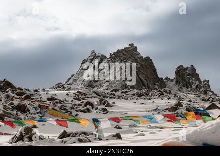 Drolma-la Pass e il paesaggio innevato del Monte Kailash con bandiere di preghiera appese sulla cima della montagna Foto Stock