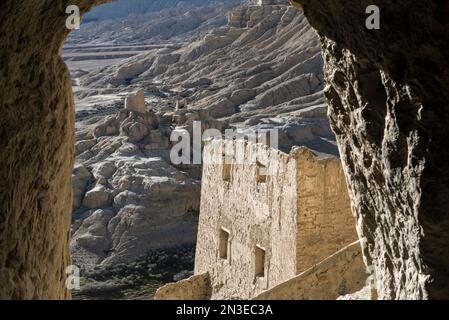 Ammira le pareti rocciose delle rovine del Regno di Guge nel paesaggio montano della valle di Sutlej nelle montagne dell'Himalaya Foto Stock