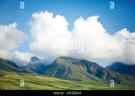 Nuvole bianche sulle West Maui Mountains, viste da Lahaina Side (West Side); Lahaina, Maui, Hawaii, Stati Uniti d'America Foto Stock