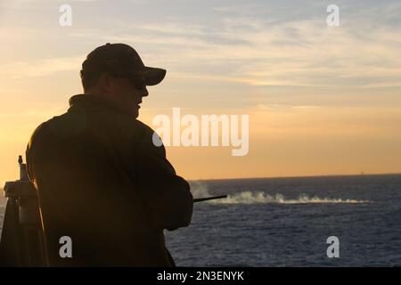 Myrtle Beach, Stati Uniti d'America. 04 febbraio, 2023. U.S Navy CMdR. Brad A. Fancher, comandante della nave portuale USS carter Hall, guarda fuori sul campo di detriti della mongolfiera cinese di sorveglianza ad alta quota mentre le operazioni di recupero iniziano sull'Oceano Atlantico, 4 febbraio 2023 al largo della costa di Myrtle Beach, South Carolina. Il sospettato pallone spia è stato abbattuto da un aereo da combattimento americano il 4th febbraio dopo aver viaggiato attraverso gli Stati Uniti continentali. Credit: Lt. Jerry Ireland/US Navy Photo/Alamy Live News Foto Stock