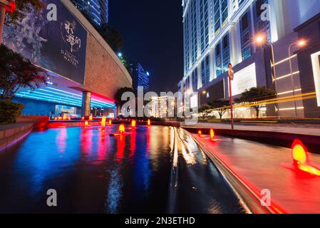 Macao - 17 dicembre 2016: Spettacolo delle fontane dei casinò in serata. Foto Stock