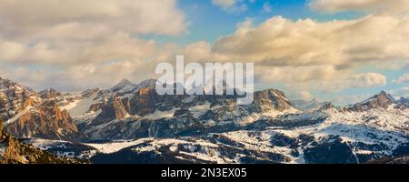 Dolomiti innevate durante l'inverno in Italia, con vista verso Tofana e il monte Lagazuoi; Italia Foto Stock