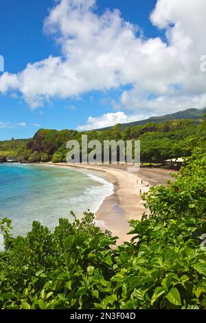 Splendida spiaggia di Hamoa lungo la costa di Maui; Hana, Maui, Hawaii, Stati Uniti d'America Foto Stock