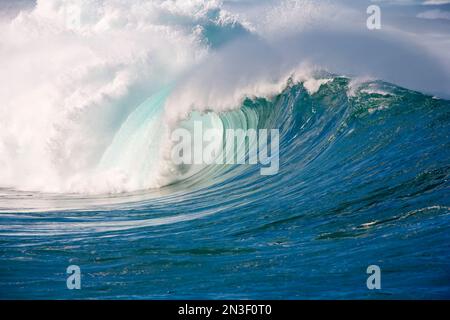 Grande surf invernale con onde che si infrangono sulla riva nord di Oahu a Waimea in un grande giorno; Oahu, Hawaii, Stati Uniti d'America Foto Stock