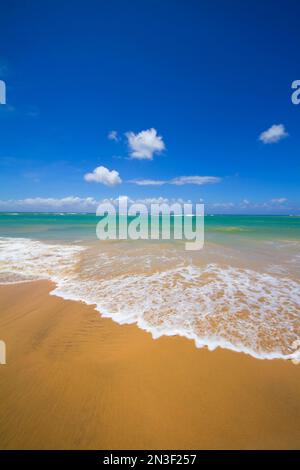 Cielo azzurro sulle dolci onde che si infrangono sulla costa nord di Maui a Baldwin Beach; Paia, Maui, Hawaii, Stati Uniti d'America Foto Stock