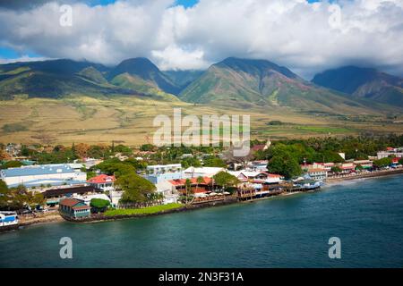 Aerea della famosa Front Street nella storica località turistica di Lahaina, conosciuta per il suo fronte oceano, i negozi e i ristoranti con la West Maui... Foto Stock