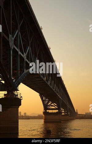 Il ponte Yangtze, che attraversa il fiume Yangtze a Nanjing, Cina; Nanjing, provincia di Jiangsu, Cina Foto Stock