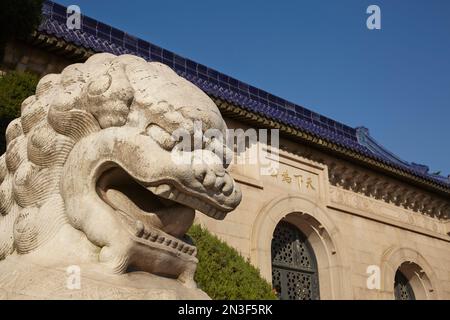 Scultura in pietra e leone all'esterno del Mausoleo Sun Yat-sen; Nanjing, provincia di Jiangsu, Cina Foto Stock