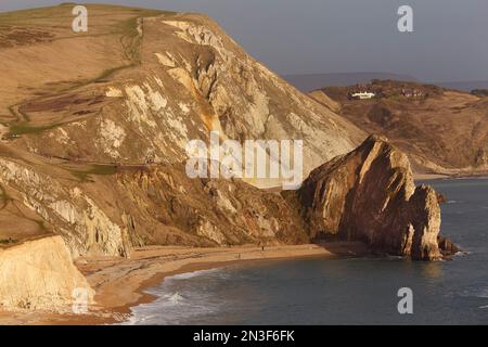 Gente che cammina lungo la spiaggia e i sentieri in cima alla scogliera intorno a Durdle Door che si affaccia sull'Oceano Atlantico sulla Jurassic Coast, sito Patrimonio dell'Umanità... Foto Stock