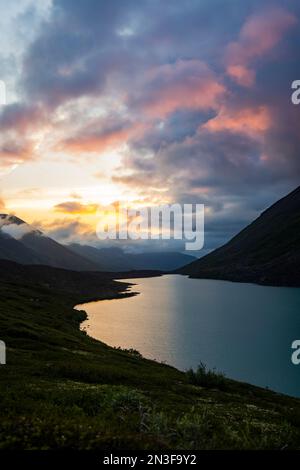 Spettacolare luce del tramonto che si illumina tra le nuvole sul Chugach State Park in Alaska, Stati Uniti; Alaska, Stati Uniti d'America Foto Stock