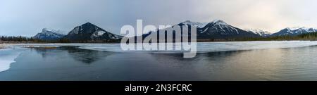 Distesa dei bellissimi laghi Vermilion nella Bow Valley con i Rundle Peaks della South Banff Range; Improvement District No. 9, Alberta, Canada Foto Stock