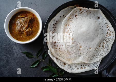 Colazione Kerala appam o palappam con curry di montone Foto Stock