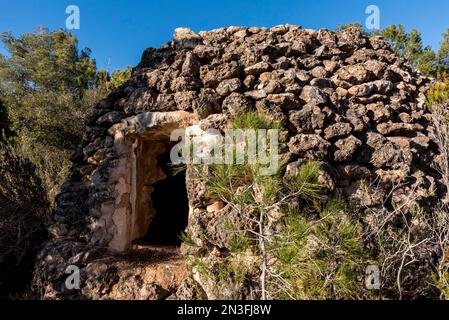 Riparo a secco con porta; Miravet, Tarragona, Spagna Foto Stock