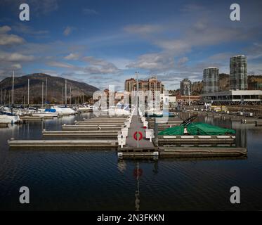 Attracchi e barche nel porto sul lungolago sul lago Okanagan nel centro di Kelowna; Kelowna, British Columbia, Canada Foto Stock