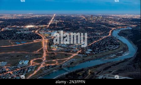 Vista aerea serale da ovest che guarda a est del complesso ospedaliero Foothills e del centro di Calgary, Alberta, Canada; Calgary, Alberta, Canada Foto Stock