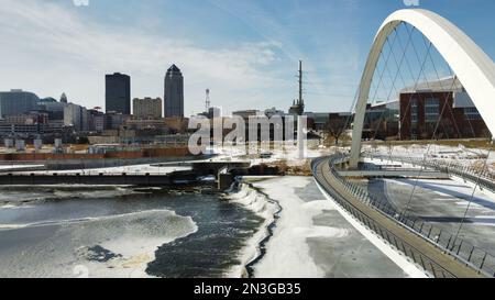 Des Moines, IOWA, USA - 04 febbraio 2023: Vista aerea del fiume Des Moines e del Women of Achievement Bridge dell'Iowa Foto Stock