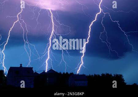 I fulmini riempiono il cielo notturno su una fattoria e sul tetto di un fienile, vicino a Walton, Nebraska, USA; Walton, Nebraska, Stati Uniti d'America Foto Stock