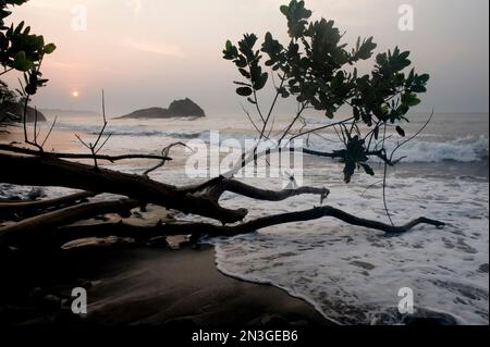 Alba lungo la costa meridionale dell'isola di Bioko; isola di Bioko, Guinea Equatoriale Foto Stock