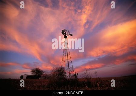 Sagoma di un'alta pala del vento in un cielo luminoso al tramonto; Dunbar, Nebraska, Stati Uniti d'America Foto Stock