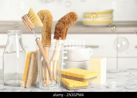 Forniture per la pulizia di stoviglie e bolle di sapone in cucina Foto Stock