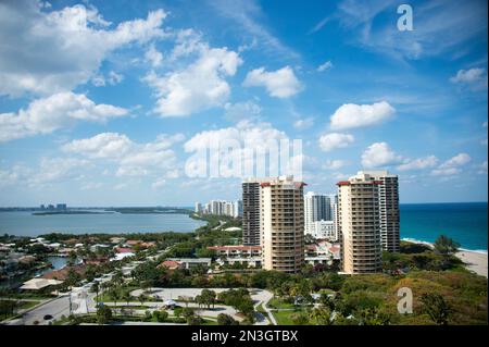 Edifici su un'insenatura a Riviera Beach, Florida, Stati Uniti; Riviera Beach, Florida, Stati Uniti d'America Foto Stock