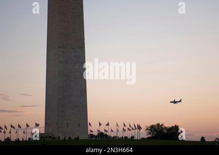 Un aereo vola vicino al Washington Monument a Washington, DC, USA; Washington, District of Columbia, Stati Uniti d'America Foto Stock